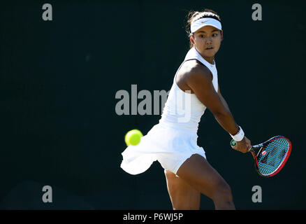 Londra, Regno Unito. 2 Luglio, 2018. Wang Yafan della Cina restituisce la sfera durante il singolare femminile match di primo turno contro Anna Blinkova della Russia al 2018 Wimbledon Tennis Championships di Londra, Gran Bretagna, 2 luglio 2018. Wang ha perso 1-2. Credito: Guo Qiuda /Xinhua/Alamy Live News Foto Stock