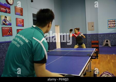 New York, New York, Stati Uniti d'America. Il 26 giugno, 2018. Wang Chen (R), un ex nazionale cinese e atleta 2008 U.S. Olympian, pratiche ping pong presso la sua scuola di formazione di New York, gli Stati Uniti il 26 giugno 2018. Per andare con funzione: Ping pong diventa popolare passatempo sport nella città di New York Credito: Lin Bilin/Xinhua/Alamy Live News Foto Stock