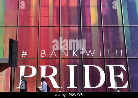 Strand, Londra, Regno Unito. Il 3° luglio 2018. Banca privata Coutts sullo Strand sostiene Pride 2018 con rainbow finestre colorate. Credito: Matteo Chattle/Alamy Live News Foto Stock