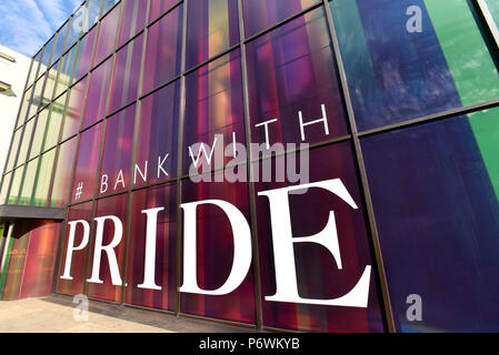 Strand, Londra, Regno Unito. Il 3° luglio 2018. Banca privata Coutts sullo Strand sostiene Pride 2018 con rainbow finestre colorate. Credito: Matteo Chattle/Alamy Live News Foto Stock