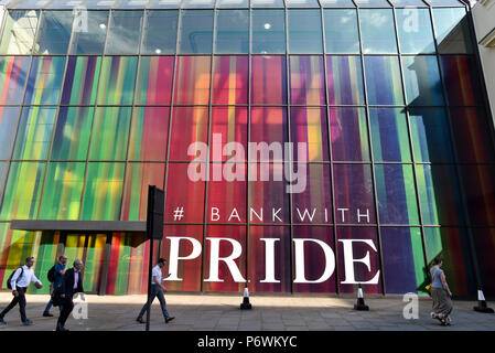 Strand, Londra, Regno Unito. Il 3° luglio 2018. Banca privata Coutts sullo Strand sostiene Pride 2018 con rainbow finestre colorate. Credito: Matteo Chattle/Alamy Live News Foto Stock