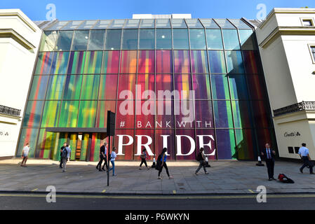 Strand, Londra, Regno Unito. Il 3° luglio 2018. Banca privata Coutts sullo Strand sostiene Pride 2018 con rainbow finestre colorate. Credito: Matteo Chattle/Alamy Live News Foto Stock