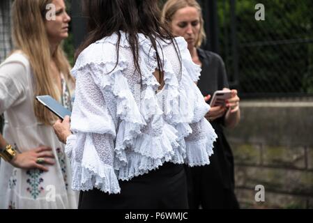 Parigi, Frankreich. 01 Luglio, 2018. Emmanuelle Alt che pongono al di fuori della pista Vetements visualizza durante la Haute Couture della settimana della moda a Parigi - Luglio 1, 2018 - Credit: Pista Manhattan ***per solo uso editoriale*** | Verwendung weltweit/dpa/Alamy Live News Foto Stock