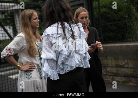 Parigi, Frankreich. 01 Luglio, 2018. Emmanuelle Alt che pongono al di fuori della pista Vetements visualizza durante la Haute Couture della settimana della moda a Parigi - Luglio 1, 2018 - Credit: Pista Manhattan ***per solo uso editoriale*** | Verwendung weltweit/dpa/Alamy Live News Foto Stock