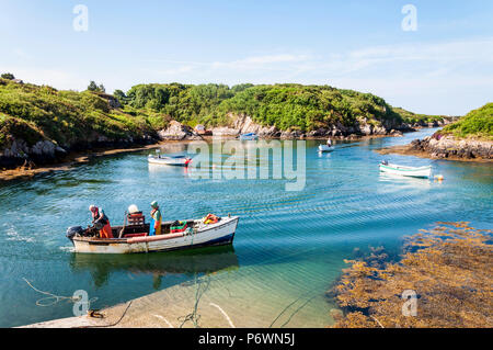 Lackbeg, Burtonport, County Donegal, Irlanda meteo. Il 3° luglio 2018. Granchi e aragoste pescatori arrivano di nuovo in questo piccolo porto in Irlanda del nord-ovest della costa su un altro giorno di tempo caldo. Credito: Richard Wayman/Alamy Live News Foto Stock