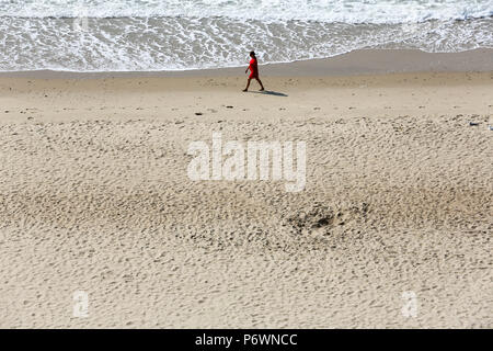 Bournemouth, Regno Unito. Il 3° luglio 2018. Miglia di spiagge di sabbia dorata e lungo la costa a Bournemouth e Poole nel Dorset cercando invitante nell'ondata di caldo. Bournemouth Dorset, Regno Unito. Credito: Richard Crease/Alamy Live News Foto Stock