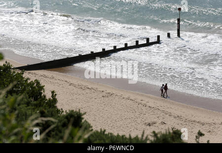 Bournemouth, Regno Unito. Il 3° luglio 2018. Miglia di spiagge di sabbia dorata e lungo la costa a Bournemouth e Poole nel Dorset cercando invitante nell'ondata di caldo. Bournemouth Dorset, Regno Unito. Credito: Richard Crease/Alamy Live News Foto Stock