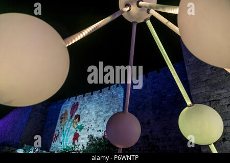 Gerusalemme, Israele. 2 Luglio, 2018. Amigo e Amigo "affinità" scultura di luce vicino alle mura della città vecchia di Gerusalemme durante il 2018 Festa delle luci. Questo è il decimo anniversario del festival, che attira centinaia di migliaia di visitatori della città vecchia di Gerusalemme. Credito: Yagil Henkin/Alamy Live News Foto Stock