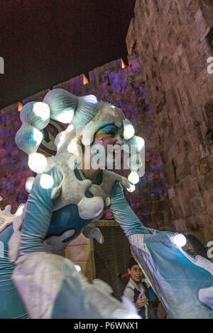 Gerusalemme, Israele. 2 Luglio, 2018. Un ballerino con vestiti incandescente esegue presso la vecchia città durante il 2018 Festa delle luci. Questo è il decimo anniversario del festival, che attira centinaia di migliaia di visitatori della città vecchia di Gerusalemme, che è illuminato da molte sculture di luce e mostra Credito: Yagil Henkin/Alamy Live News Foto Stock