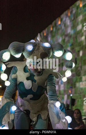 Gerusalemme, Israele. 2 Luglio, 2018. Un ballerino con vestiti incandescente esegue presso la vecchia città durante il 2018 Festa delle luci. Questo è il decimo anniversario del festival, che attira centinaia di migliaia di visitatori della città vecchia di Gerusalemme, che è illuminato da molte sculture di luce e mostra Credito: Yagil Henkin/Alamy Live News Foto Stock