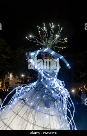 Gerusalemme, Israele. 2 Luglio, 2018. Un ballerino con vestiti incandescente esegue presso la vecchia città durante il 2018 Festa delle luci. Questo è il decimo anniversario del festival, che attira centinaia di migliaia di visitatori della città vecchia di Gerusalemme, che è illuminato da molte sculture di luce e mostra Credito: Yagil Henkin/Alamy Live News Foto Stock