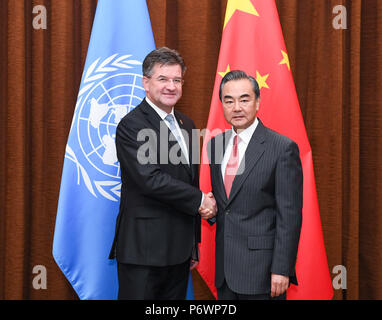 (180703) -- PECHINO, 3 luglio 2018 (Xinhua) -- Cinese Consigliere di Stato e Ministro degli Esteri Wang Yi (R) tiene colloqui con il presidente della 72esima Sessione dell Assemblea Generale dell ONU Miroslav Lajcak a Pechino Capitale della Cina, il 3 luglio 2018. (Xinhua/Shen Hong)(mcg) Foto Stock