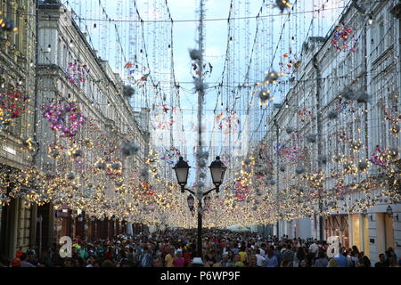 Mosca, Russo. 03 Luglio, 2018. 02.07.2018. Mosca, Russo: la strada principale di Mosca: i tifosi a piedi su Arbat Ulits, illuminato durante la Coppa del Mondo FIFA tempo in Russia 2018. Credit: Indipendente Agenzia fotografica/Alamy Live News Foto Stock