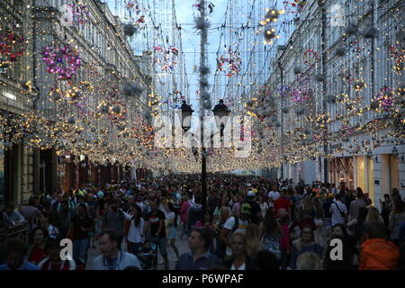 Mosca, Russo. 03 Luglio, 2018. 02.07.2018. Mosca, Russo: la strada principale di Mosca: i tifosi a piedi su Arbat Ulits, illuminato durante la Coppa del Mondo FIFA tempo in Russia 2018. Credit: Indipendente Agenzia fotografica/Alamy Live News Foto Stock