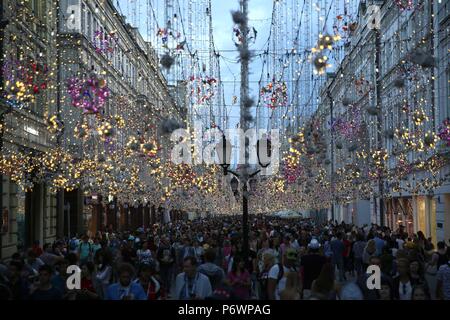 Mosca, Russo. 03 Luglio, 2018. 02.07.2018. Mosca, Russo: la strada principale di Mosca: i tifosi a piedi su Arbat Ulits, illuminato durante la Coppa del Mondo FIFA tempo in Russia 2018. Credit: Indipendente Agenzia fotografica/Alamy Live News Foto Stock