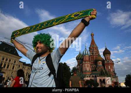 Mosca, Russo. 03 Luglio, 2018. 02.07.2018. Mosca, Russo: Brasile tifosi in Piazza del Cremlino di Mosca durante la Coppa del Mondo FIFA tempo in Russia 2018. Credit: Indipendente Agenzia fotografica/Alamy Live News Foto Stock