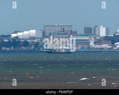 Sheerness, Regno Unito. 3 Luglio, 2018. Tall Ship Gulden Leeuw passando Southend come visto da di Sheerness sul suo modo di fiume su un ventoso e giornata soleggiata nel Kent. La Tall Ship è in arrivo per la Vela Royal Greenwich, un evento che inizia domani. Credito: James Bell/Alamy Live News Foto Stock