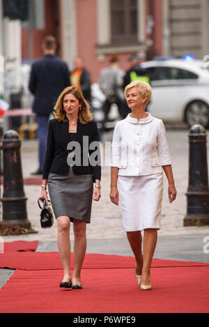 Riga, Lettonia. Il 3° luglio 2018. Presidente di Italia Sergio Mattarella e la sig.ra Laura Mattarella arriva per ufficiali di stato in visita di Riga, Lettonia. Credito: Gints Ivuskans/Alamy Live News Foto Stock