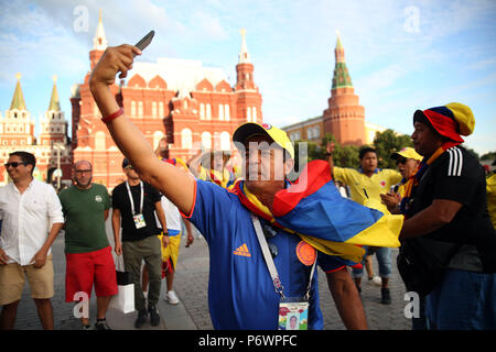 Mosca, Russo. 03 Luglio, 2018. 02.07.2018. Mosca, Russo: la strada principale di Mosca: i tifosi a piedi su Arbat Ulits, illuminato durante la Coppa del Mondo FIFA tempo in Russia 2018. Credit: Indipendente Agenzia fotografica/Alamy Live News Foto Stock