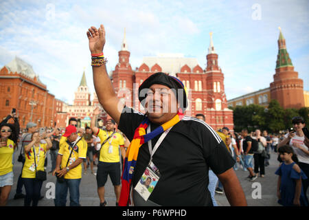 Mosca, Russo. 03 Luglio, 2018. 02.07.2018. Mosca, Russo: ventole colombiano ballare e cantare in Moscow Kremlin piazza in attesa per la Colombia Inghilterra match durante la Coppa del Mondo FIFA 2018. Credit: Indipendente Agenzia fotografica/Alamy Live News Foto Stock