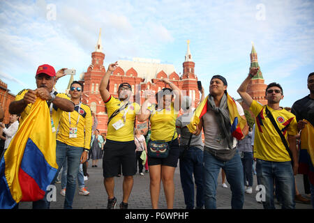 Mosca, Russo. 03 Luglio, 2018. 02.07.2018. Mosca, Russo: ventole colombiano ballare e cantare in Moscow Kremlin piazza in attesa per la Colombia Inghilterra match durante la Coppa del Mondo FIFA 2018. Credit: Indipendente Agenzia fotografica/Alamy Live News Foto Stock