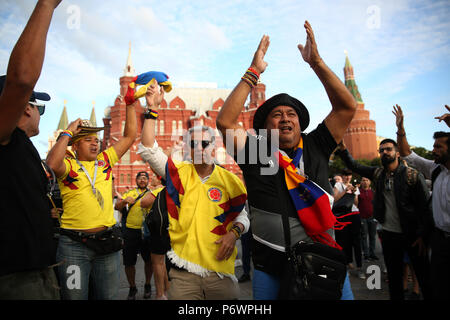 Mosca, Russo. 03 Luglio, 2018. 02.07.2018. Mosca, Russo: ventole colombiano ballare e cantare in Moscow Kremlin piazza in attesa per la Colombia Inghilterra match durante la Coppa del Mondo FIFA 2018. Credit: Indipendente Agenzia fotografica/Alamy Live News Foto Stock