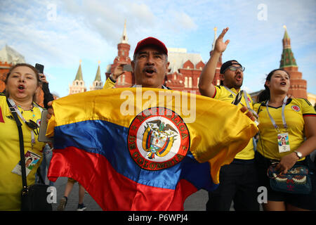 Mosca, Russo. 03 Luglio, 2018. 02.07.2018. Mosca, Russo: ventole colombiano ballare e cantare in Moscow Kremlin piazza in attesa per la Colombia Inghilterra match durante la Coppa del Mondo FIFA 2018. Credit: Indipendente Agenzia fotografica/Alamy Live News Foto Stock