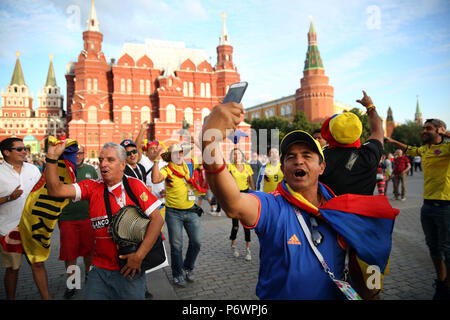 Mosca, Russo. 03 Luglio, 2018. 02.07.2018. Mosca, Russo: ventole colombiano ballare e cantare in Moscow Kremlin piazza in attesa per la Colombia Inghilterra match durante la Coppa del Mondo FIFA 2018. Credit: Indipendente Agenzia fotografica/Alamy Live News Foto Stock