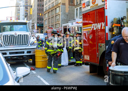 New York, Stati Uniti d'America. Il 3° luglio 2018. I vigili del fuoco con i Reparti antincendio pompa carburante dalla vettura dopo l'incidente di credito: valentyn semenov/Alamy Live News Foto Stock