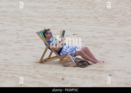 Bournemouth Dorset, Regno Unito. Il 3° luglio 2018. Regno Unito: meteo sole nebuloso, ma ancora calda e con una piacevole brezza di raffreddamento come sunseekers in testa al mare. Credito: Carolyn Jenkins/Alamy Live News Foto Stock