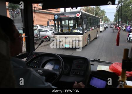 (180703) -- PECHINO, 3 luglio 2018 (Xinhua) -- Un cinese Yutong autobus corre su una strada di Phnom Penh, Cambogia, 5 gennaio 2018. (Per andare con Xinhua notizia: Come Lancang-Mekong cooperazione sta cambiando la regione) (Xinhua/Sovannara) (jmmn) Foto Stock