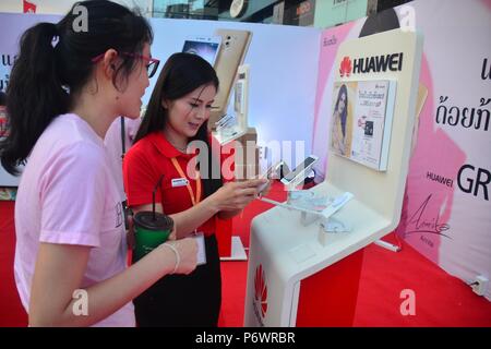 (180703) -- PECHINO, 3 luglio 2018 (Xinhua) -- un membro del personale introduce un Huawei smart phone a un cliente durante il suo evento di lancio di Vientiane, Laos, Dic 17, 2016. (Per andare con Xinhua notizia: Come Lancang-Mekong cooperazione sta cambiando la regione) (Xinhua/Liu Ailun) (jmmn) Foto Stock