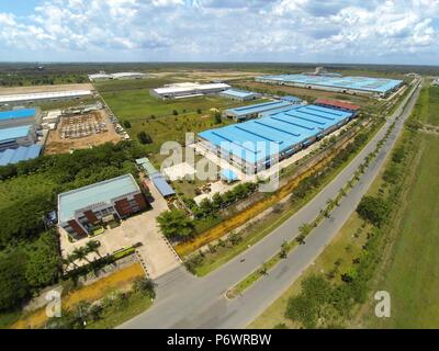 (180703) -- PECHINO, 3 luglio 2018 (Xinhua) -- Foto scattata il 21 Maggio 2015 mostra una vista della Long Jiang Industrial Park di Tien Giang, Vietnam del sud. (Per andare con Xinhua notizia: Come Lancang-Mekong cooperazione sta cambiando la regione) (Xinhua) (jmmn) Foto Stock