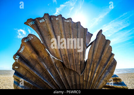 La scultura smerlo chiamato sulla spiaggia di Aldeburgh, Suffolk, Regno Unito, è dedicata a Benjamin Britten, abituati a camminare lungo la spiaggia nel pomeriggio. Creato da acciaio inossidabile di Suffolk-basato artista Maggi Hambling, preventivo - ho sentito quelle voci che non sarà affogato Foto Stock