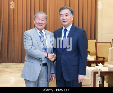 (180703) -- PECHINO, 3 luglio 2018 (Xinhua) -- Wang Yang, membro del comitato permanente dell'ufficio politico del Partito Comunista della Cina Comitato Centrale e Presidente del Comitato nazionale del la Conferenza consultiva politica del popolo cinese, un incontro con una delegazione di rappresentanti di Taiwan pubblica opinione guidato da Yao Eng-chi, a Pechino, capitale della Cina, il 3 luglio 2018. (Xinhua/Yao Dawei) (lb) Foto Stock