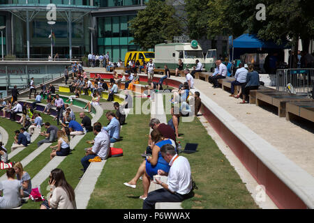 Londra, UK, 3 luglio 2018, la gente godetevi il sole nel centro di Londra, come le previsioni del tempo è di rimanere calda e soleggiata per eventualmente il mese prossimo. Questo calore estremo è molto insolito per il Regno Unito e il 1976 è stata l'ultima volta che abbiamo avuto ad alte temperature in continuo. Credito Larby Keith/Alamy Live News Foto Stock