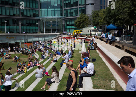 Londra, UK, 3 luglio 2018, la gente godetevi il sole nel centro di Londra, come le previsioni del tempo è di rimanere calda e soleggiata per eventualmente il mese prossimo. Questo calore estremo è molto insolito per il Regno Unito e il 1976 è stata l'ultima volta che abbiamo avuto ad alte temperature in continuo. Credito Larby Keith/Alamy Live News Foto Stock