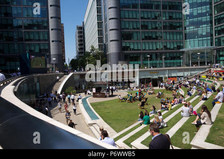 Londra, UK, 3 luglio 2018, la gente godetevi il sole nel centro di Londra, come le previsioni del tempo è di rimanere calda e soleggiata per eventualmente il mese prossimo. Questo calore estremo è molto insolito per il Regno Unito e il 1976 è stata l'ultima volta che abbiamo avuto ad alte temperature in continuo. Credito Larby Keith/Alamy Live News Foto Stock