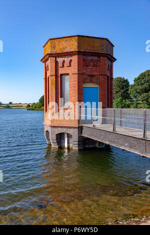 Sywell, Northamptonshire. U.K. Il 3° luglio 2018. Meteo, una calda serata soleggiata dalla Edwardian torre della valvola al serbatoio Sywell dopo una calda giornata. Credito: Keith J Smith./Alamy Live News Foto Stock