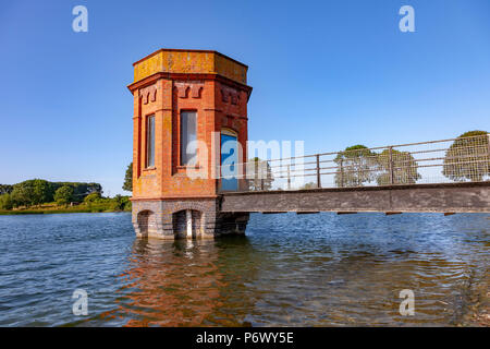 Sywell, Northamptonshire. U.K. Il 3° luglio 2018. Meteo, una calda serata soleggiata dalla Edwardian torre della valvola al serbatoio Sywell dopo una calda giornata. Credito: Keith J Smith./Alamy Live News Foto Stock