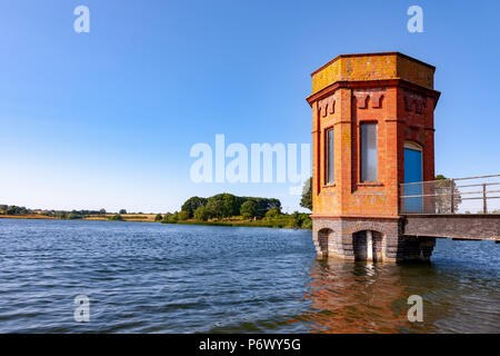 Sywell, Northamptonshire. U.K. Il 3° luglio 2018. Meteo, una calda serata soleggiata dalla Edwardian torre della valvola al serbatoio Sywell dopo una calda giornata. Credito: Keith J Smith./Alamy Live News Foto Stock