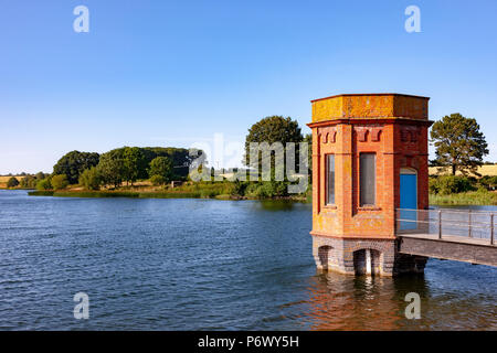 Sywell, Northamptonshire. U.K. Il 3° luglio 2018. Meteo, una calda serata soleggiata dalla Edwardian torre della valvola al serbatoio Sywell dopo una calda giornata. Credito: Keith J Smith./Alamy Live News Foto Stock