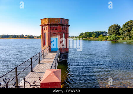 Sywell, Northamptonshire. U.K. Il 3° luglio 2018. Meteo, una calda serata soleggiata dalla Edwardian torre della valvola al serbatoio Sywell dopo una calda giornata. Credito: Keith J Smith./Alamy Live News Foto Stock