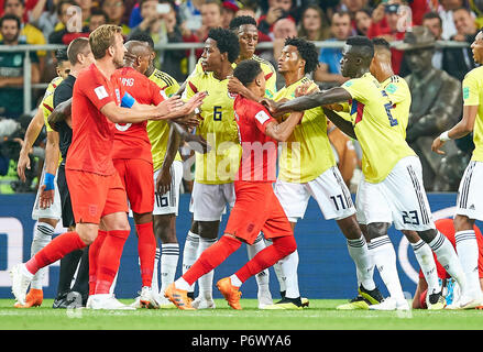 Mosca, Russia. 3 luglio. Inghilterra - Columbia, calcio, Mosca, luglio 03, 2018 Juan CUADRADO, Columbia Nr.11 combatte contro Jordan Henderson, Inghilterra 8 e Harry Kane, Inghilterra 9 Inghilterra - COLUMBIA della Coppa del Mondo FIFA 2018 in Russia, stagione 2018/2019, luglio 03, 2018 S p a r t a k Stadium di Mosca, Russia. © Peter Schatz / Alamy Live News Foto Stock