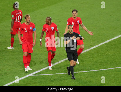 Mosca, Russia. 03 Luglio, 2018. Calcio: Coppa del Mondo, Ottavo di finale, Colombia vs Inghilterra nel Spartak Stadium. Noi arbitro della corrispondenza Mark Geiger (C) passeggiate tra (da sinistra a destra) Inghilterra del Raheem Sterling, Harry Kane, Ashley Young e John pietre. Credito: Christian Charisius/dpa/Alamy Live News Foto Stock