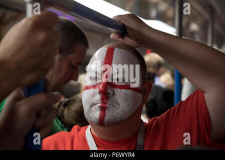 Mosca, Russia. 3 Luglio, 2018. Un ventilatore in inglese nella metropolitana di Mosca va al round di 16 match tra la Colombia e l'Inghilterra al 2018 Campionati del Mondo di calcio nel Spartak Stadium, Russia Credito: Nikolay Vinokurov/Alamy Live News Foto Stock