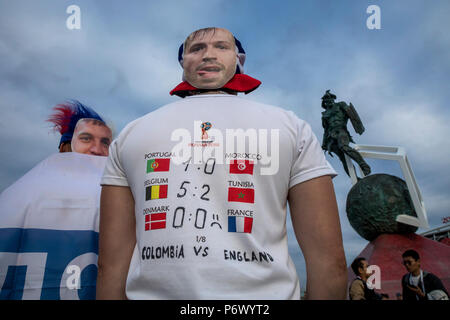 Mosca, Russia. 3 Luglio, 2018. Ventole russo allietare prima dell inizio del turno del 16 match tra la Colombia e l'Inghilterra al 2018 Coppa del Mondo vicino al Spartak Stadium, a Mosca Credito: Nikolay Vinokurov/Alamy Live News Foto Stock