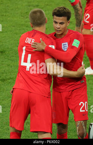 Mosca, Russia. 03 Luglio, 2018. Calcio: Coppa del Mondo, Ottavo di finale, Colombia vs Inghilterra nel Spartak Stadium. L'Inghilterra del Eric Dier (L) sostituendo il dele Alli. Credito: Christian Charisius/dpa/Alamy Live News Foto Stock