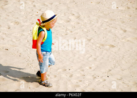 Weymouth. Il 3° luglio 2018. Un piccolo ragazzo getta una lunga ombra nella bassa, sole mattutino su Weymouth spiaggia sabbiosa di credito: stuart fretwell/Alamy Live News Foto Stock