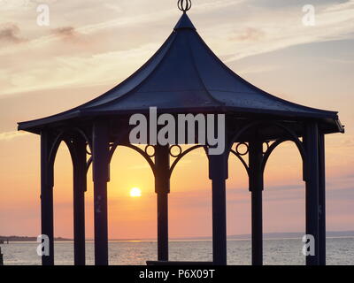 Sheerness, Regno Unito. 3 Luglio, 2018. Regno Unito Meteo: questa sera al tramonto a Sheerness, Kent. Credito: James Bell/Alamy Live News Foto Stock